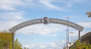 Calgary, Alberta, Kanada. 25 Mayıs 2024. Bir Calgary Stampede ahşap hoş geldin tabelası.