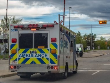 Calgary, Alberta, Kanada. 28 Mayıs 2024. Alberta Sağlık Hizmetleri ambulansının arka görüntüsü.