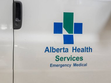 Calgary, Alberta, Kanada. 28 Mayıs 2024. Alberta Sağlık Hizmetleri ambulansının arka görüntüsü.
