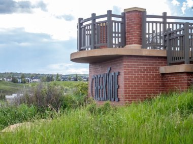 Calgary, Alberta, Kanada. 4 Haziran 2024. Creekside Community tabelasının yan görüntüsü.