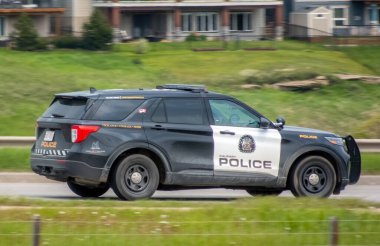 Calgary, Alberta, Kanada. 31 Mayıs 2024. Hareket eden bir Calgary Polis aracı yolda.