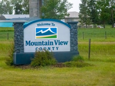 Calgary, Alberta, Kanada. 16 Haziran 2024. Mountain View County 'ye Hoş Geldiniz Alberta Belediyesini İmzalayın.