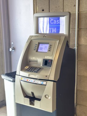 Calgary, Alberta, Kanada. 19 Haziran 2024. İnsanların nakit para alabileceği bir ATM 'ye yakın plan..