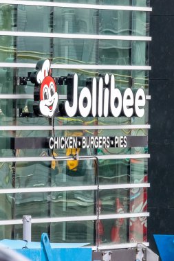 Vancouver, British Columbia, Kanada. 26 Haziran 2024. Şehirde bir Jollibee fast food restoranı tabelası var. Kızarmış tavuklarıyla bilinen popüler bir Filipinli fast food zinciri..