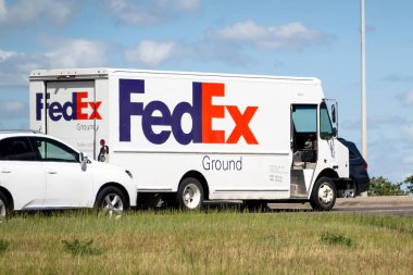 Calgary, Alberta, Kanada. 25 Haziran 2024. Yolda bir Fedex Ground nakliye aracı var..
