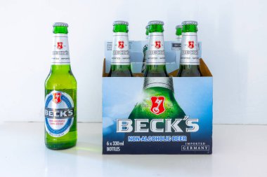 Calgary, Alberta, Kanada. 31 Mayıs 2024. Beck 'in Alkolsüz Bira Şişelerinden altı paket.