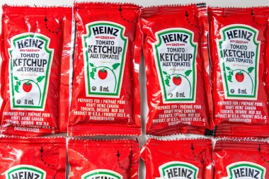 Calgary, Alberta, Kanada. Haziran 01, 2024. Kraft Heinz Canada için hazırlanmış 8 mL 'ye yakın Heinz Domates Ketçapı paketi..