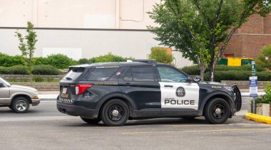 Calgary, Alberta, Kanada. Haziran 01, 2024. Calgary polis aracı park etmiş..
