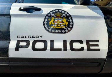 Calgary, Alberta, Kanada. 10 Haziran 2024. Calgary polis aracının kapısına yakın..