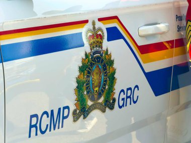 Calgary, Alberta, Kanada. 10 Haziran 2024. Kanada Kraliyet Atlı Polisi (RCMP) aracının amblemine yakın çekim.