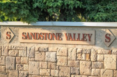 Calgary, Alberta, Kanada. 12 Temmuz 2024. Calgary 'deki bir mahalleden Kumtaşı Vadisi' ne yakın bir tabela..