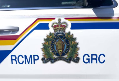 Calgary, Alberta, Kanada. 10 Haziran 2024. Kanada Kraliyet Atlı Polisi (RCMP) aracının amblemine yakın çekim.