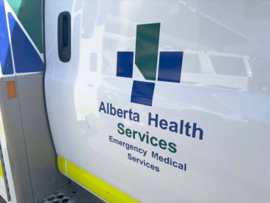 Calgary, Alberta, Kanada. 10 Haziran 2024. Alberta Sağlık Hizmetleri Acil Sağlık Servisi Ambulansı 'na yakın çekim..