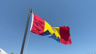 Calgary, Alberta, Kanada. 11 Temmuz 2024. El sallayan bir Stoney Nakoda bayrağı..