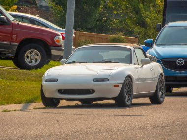 Calgary, Alberta, Kanada. 17 Haziran 2024. Bir banliyö caddesinde park etmiş beyaz Mazda MX-5 Miata, kompakt ve spor tasarımı, yumuşak çatı ve özel alaşımlı tekerlekler içerir..