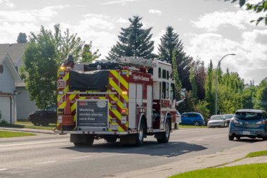 Calgary, Alberta, Kanada. 14 Temmuz 2024. Calgary İtfaiye Departmanı 'ndan bir araç, yerleşim bölgesi içinde acil bir çağrı için yola çıktı..