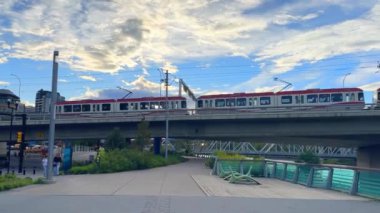 Calgary, Alberta, Kanada. 15 Temmuz 2024. C-Train bir yaz günü Calgary şehir merkezine varıyor..