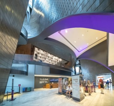 Calgary, Alberta, Kanada. Ağustos 5, 2024. Studio Bell 'in içinde, çarpıcı mimari Calgary' nin müzik ve kültür sahnesi için canlı bir merkez..