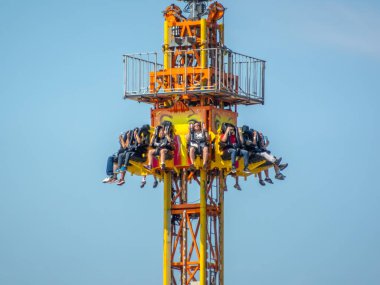 Calgary, Alberta, Kanada. 12 Temmuz 2024. Canlı bir lunapark gezisi. Mavi gökyüzüne doğru, yolcularla birlikte. Mega Düşür Calgary