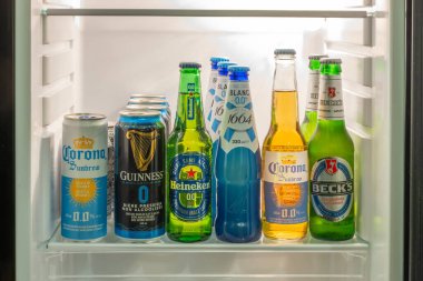 Calgary, Alberta, Kanada. 7 Ağustos 2024. Buzdolabında düzgünce düzenlenmiş alkolsüz bira çeşitleri. Alkolsüz bira markaları arasında Corona, Guinness, Heineken, 1664 Blanc ve Becks bulunmaktadır..