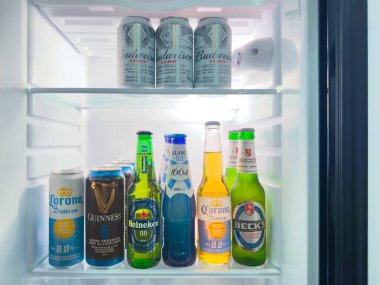 Calgary, Alberta, Kanada. 7 Ağustos 2024. Alkolsüz içeceklerle mini buzdolabı açan ve geceleri alkolsüz Corona Sunbrew içen biri.. 