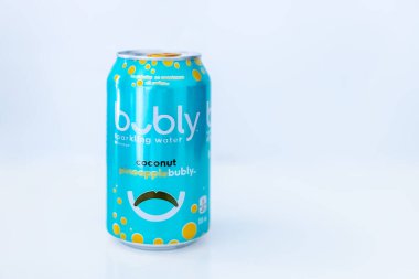 Calgary, Alberta, Kanada. 8 Ağustos 2024. Hindistan cevizi ananaslı köpüklü su içeceği..