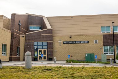 Calgary, Alberta, Kanada. 12 Ağustos 2024. İsa 'nın Havarileri Calgary şehrinde bir Katolik Halk Okulu, içinde tuğla ve bej kaplamalı modern bir okul binası var..