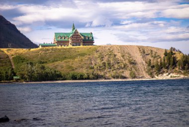 Waterton Park, AB, Kanada. Ağustos 24, 2024. Waterton, Alberta 'daki tarihi bir işletme olan Prince of Wales Hotel' in gündüz manzarası Waterton Lakes Ulusal Parkı 'na kurulmuştur..