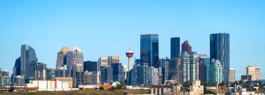Calgary, Alberta, Kanada. Sep 1, 2024. Calgary silueti, ikonik Calgary Kulesi 'nin egemenliğinde, ufuk boyunca uzanıyor, modern gökdelenlerin ve tarihi binaların canlı bir karışımını sergiliyor.