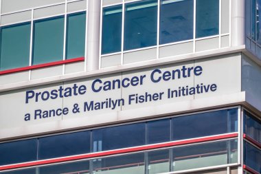 Calgary, Alberta, Kanada. Sep 1, 2024. Prostat Kanser Merkezi, bir Rance ve Marilyn Fisher Girişimi, modern bir hastane binasının dış yüzeyinde belirgin bir şekilde sergileniyor..