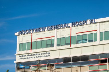 Calgary, Alberta, Kanada. Sep 1, 2024. Güney Alberta Üroloji Enstitüsü 'nün yer aldığı Rockyview General Hospital, açık mavi gökyüzünün zeminine karşı dimdik ayakta duruyor..