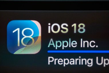 Calgary, AB, Kanada. 21 Temmuz 2024. Bir iPad Pro güncelleme yüklerken iPadOS 18 simgesine yakın bir makro.