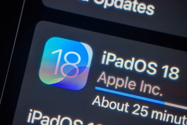 Calgary, AB, Kanada. 21 Temmuz 2024. Bir iPad Pro güncelleme yüklerken iPadOS 18 simgesine yakın bir makro.