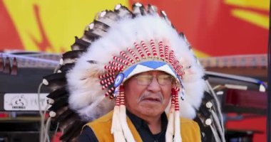 Calgary, Alberta, Kanada. Sep 1, 2024. Yaşlı Wolfleg, Miiksika Hanım Alberta Günü 'nde halka açık bir etkinlikte tüylü ve boncuklu geleneksel bir Başlık takıyor.. 