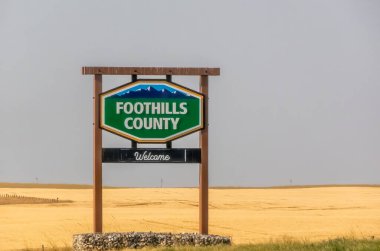 Foothills County, Alberta, Kanada. 7 Mayıs 2023. Foothills County tabelası, Foothills County Güney Alberta, Kanada 'da bir belediye bölgesi..