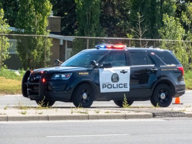 Calgary, Alberta, Kanada. Sep 6, 2024. Caddeye park etmiş, acil durum ışıklarıyla donatılmış bir Calgary polis cipi, muhtemelen bir olay yerini denetliyor ya da trafik kontrolü yapıyor..