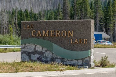 Waterton Park, AB, Kanada. 19 Ağustos 2024. Akamina Parkway, Waterton Lakes Ulusal Parkı, Alberta, Kanada 'nın sonundaki Cameron Gölü hoş geldin tabelası..
