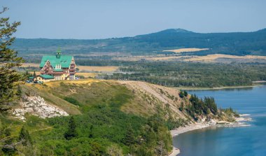 Waterton Park, AB, Kanada. 19 Ağustos 2024. Gündüz Prince of Wales Oteli 'nin yatay görüntüsü Waterton, Alberta' da Waterton Lakes Ulusal Parkı 'nda yer alan tarihi bir otel.. 