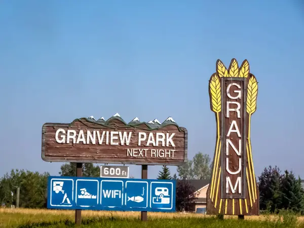 Granum, Alberta, Kanada. 20 Ağustos 2024. Bir Grandview Park ve Granum hoş geldin tabelası, Kanada 'nın güneyindeki Alberta' da Willow Creek No. Bölgesi 'nin yetki alanında bir köy. 26..