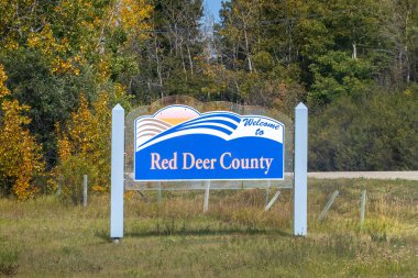 Kırmızı Geyik, AB, Kanada. Sep 29, 2024. Yoldaki bir Red Deer County tabelası, Alberta şehir merkezinde bir belediye bölgesi, Kanada.