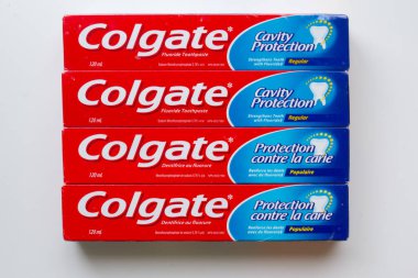 Calgary, Alberta, Kanada. 2 Ekim 2024. Beyaz arkaplan üzerine dizilmiş birden fazla Colgate diş macunu kutusu.