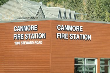 Canmore, Alberta, Kanada. 14 Ekim 2024. Canmore İtfaiye Binası tabelasına yakın bir yerde..