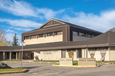 Canmore, Alberta, Kanada. 14 Ekim 2024. Canmore 'daki Alberta İl Mahkemesi' nin ana girişi..