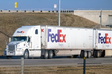 Calgary, Alberta, Kanada. 4 Kasım 2024. Bir otobanın kenarındaki büyük bir FedEx kargo kamyonuna yakın çekim..