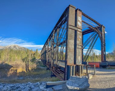 Calgary, Alberta, Kanada. 25 Ekim 2024. Canmore Motor Köprüsü, Canmore, Alberta 'daki Bow Nehri boyunca uzanan tarihi bir demiryolu köprüsü. Köprünün karmaşık metal yapısı..