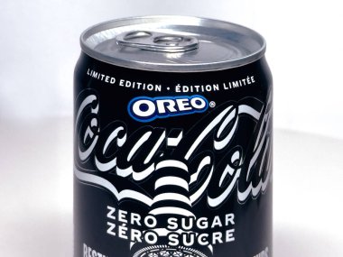 Calgary, Alberta, Kanada. 30 Ekim 2024. Bir kutu Coca Cola Sıfır Şeker 'e yakın Oreo sürümü..