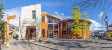 Canmore, Alberta, Kanada. 14 Ekim 2024. Kent Merkezi, Canmore Müzesi ve Jeoloji Merkezi binasına panoramik bir bakış.