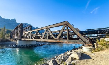 Calgary, Alberta, Kanada. 23 Ekim 2024. 1891 'de Kanada Pasifik Demiryolu tarafından Bow Nehri üzerinde inşa edilen Canmore Motor Köprüsü' nün yan görüntüsü. Artık yürüyüş parkurlarına giden yürüyen bir köprü..