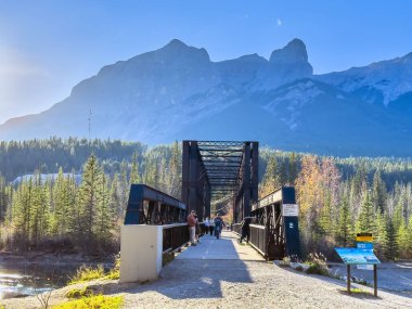 Calgary, Alberta, Kanada. 23 Ekim 2024. 1891 'de Kanada Pasifik Demiryolu tarafından Bow Nehri üzerinde inşa edilen Canmore Motor Köprüsü' nün ön görüntüsü artık bir yaya köprüsü olarak hizmet vermektedir.