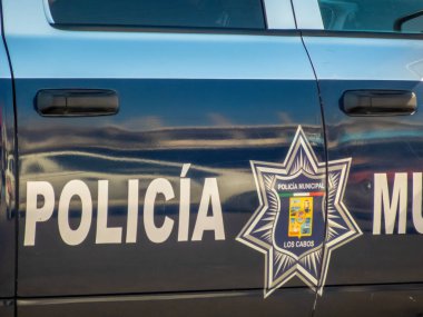 Los Cabos, B.C.S., Meksika. 26 Kasım 2024. Los Cabos Belediyesi 'nin polis aracının kapısının yakın çekimi. Teşkilatın rozetini ve rütbesini gösteriyor..